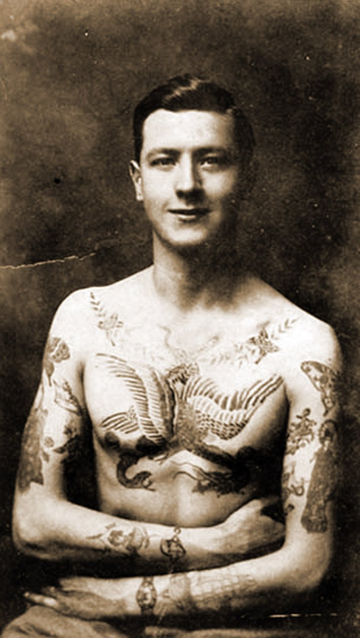 Portret mężczyzny z wyszukanymi tatuażami ok. 1920 r. (zdjęcie czarno-białe) autorstwa Hippolyte Lalaise Devéria