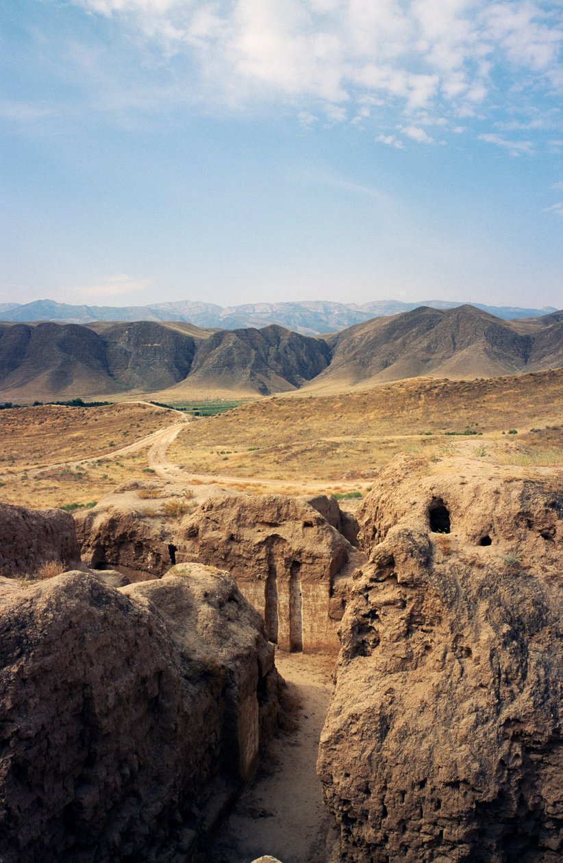 Ruiny Nysy (znanej również jako Parthaunisa), stolicy imperium Partów (Lista Światowego Dziedzictwa Unesco, 2007), Turkmenistan. autorstwa Georg Carl Heinrich Dollmann