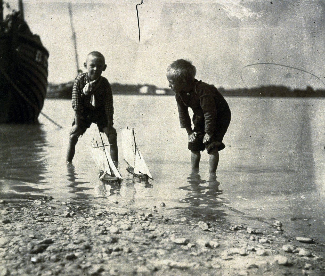 Scena na plaży, portret dwóch chłopców, ok. 1900-1905 autorstwa Frederick (attr. to) Barnard