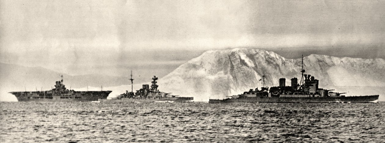 Statki HMS Ark Royal, HMS Malaya i HMS Renown opuszczające swoją bazę w Gibraltarze, ok. 1940 (zdjęcie) autorstwa . .