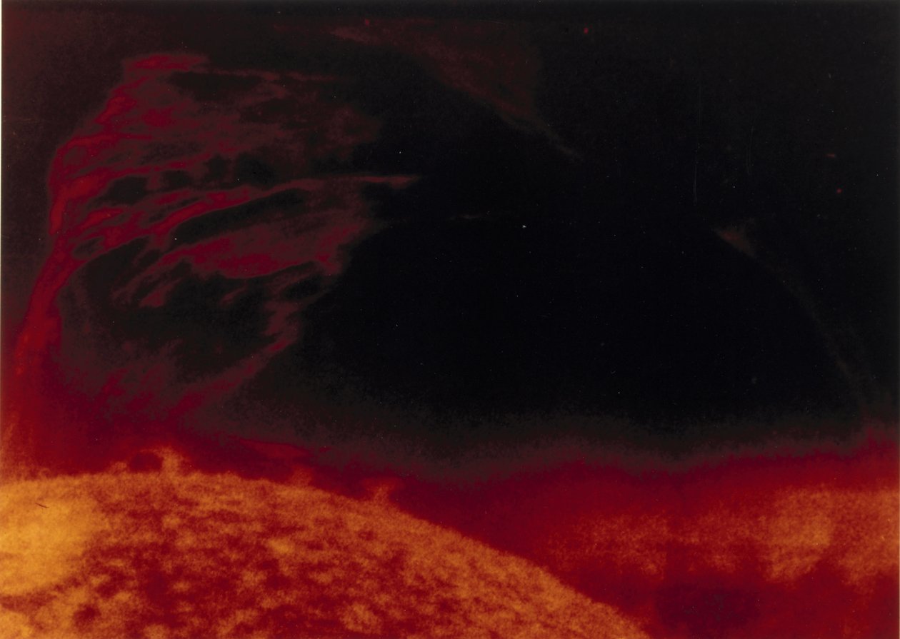 Rozbłysk słoneczny widziany w świetle helu 3, sfotografowany przez Skylab autorstwa Henry Charles Fehr