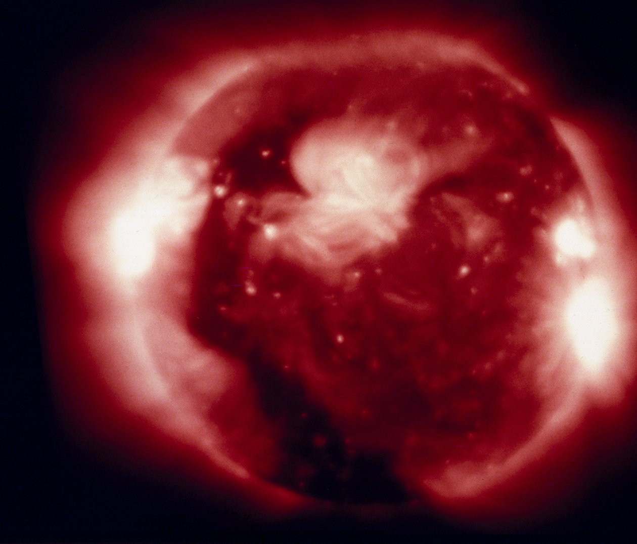 Słońce sfotografowane w promieniach rentgenowskich przez Skylab autorstwa Henry Charles Fehr