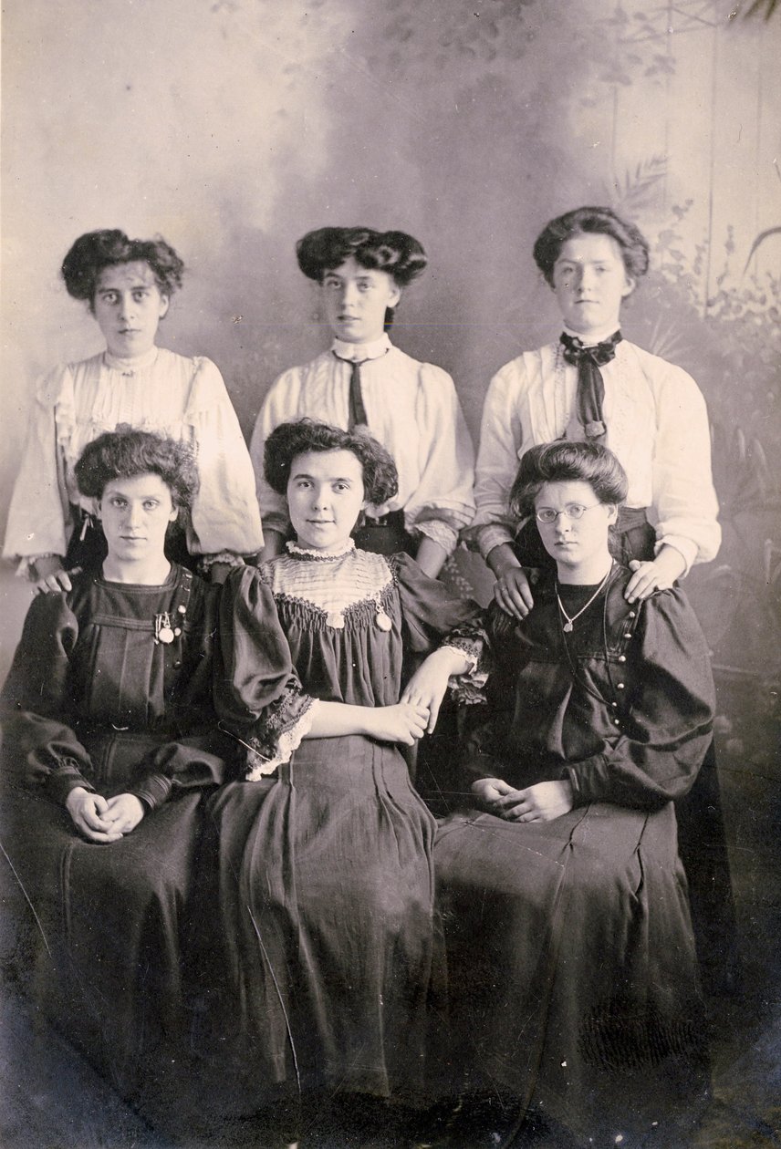 Obsługa domowa majątku wiejskiego, ok. 1898 r. (foto) autorstwa . .