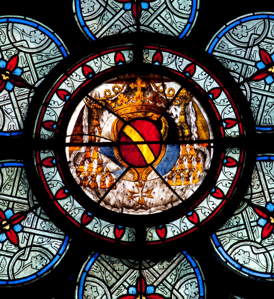 Oculus bębenka jednego z dwóch okien kaplicy Noaillesa z herbem kardynała, namalowany w połowie XVIII wieku przez Jeana Le Vieila. Cathedrale Notre Dame de Paris - Paryż 4 - XIII, XIII, XIX, rehabilitacja przez Vi autorstwa . .