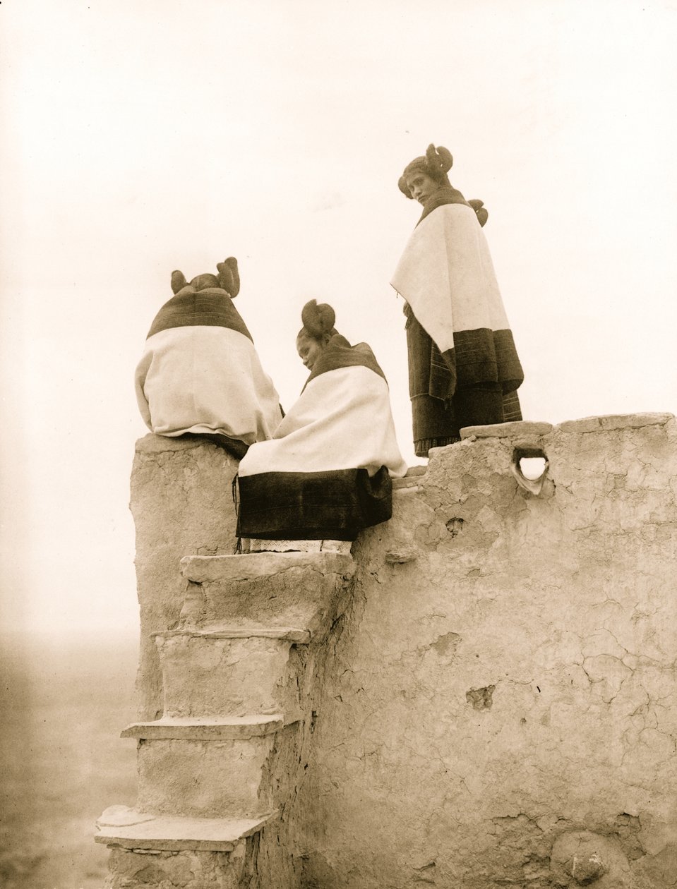 Trzy kobiety Hopi na szczycie schodów Adobe, Nowy Meksyk 1906 (zdjęcie) autorstwa Hippolyte Lalaise Devéria