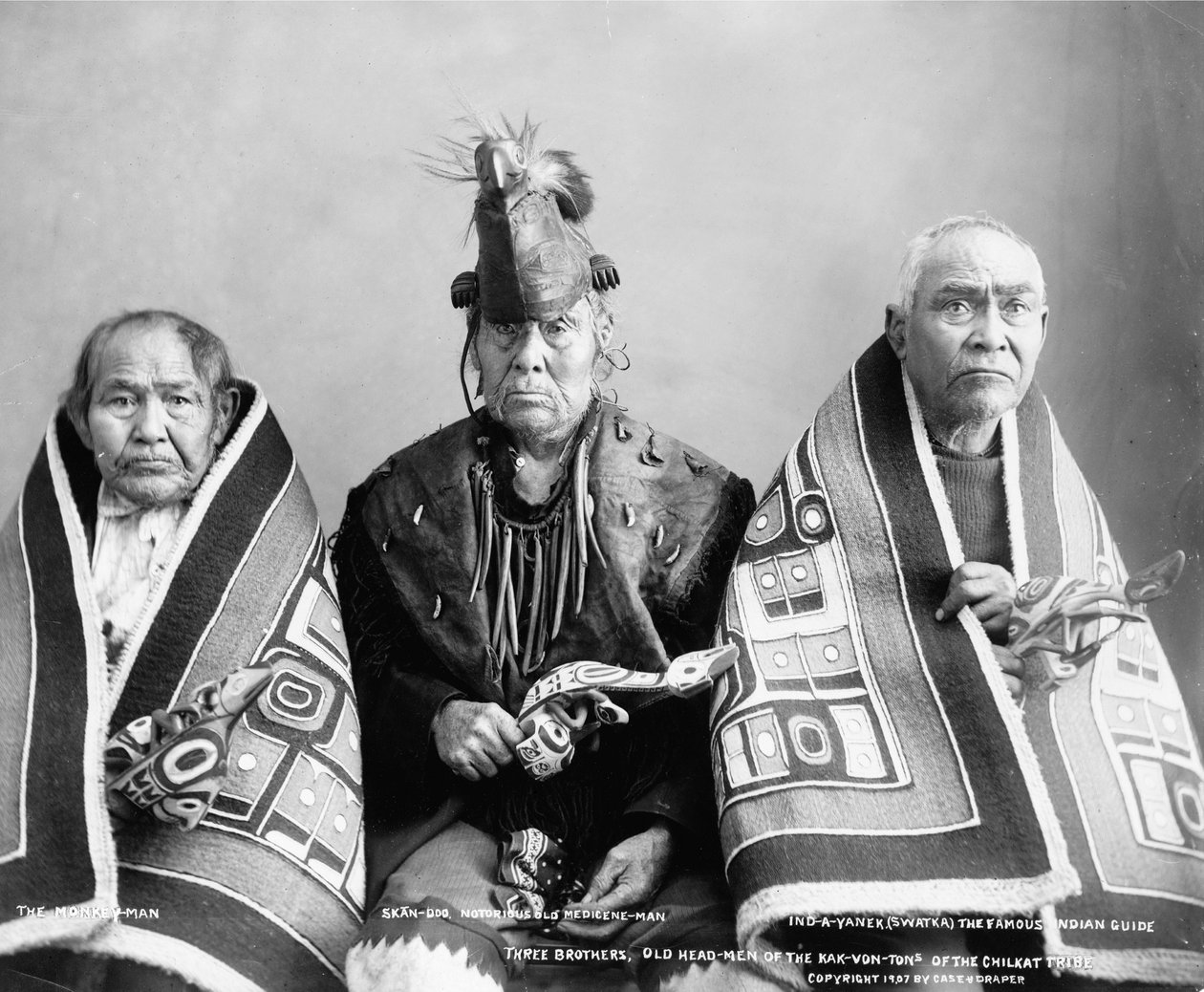 Trzej bracia, starzy naczelnicy plemienia Kak-Von-Tons z plemienia Chilkat, ok. 1907 (zdjęcie czarno-białe) autorstwa . .