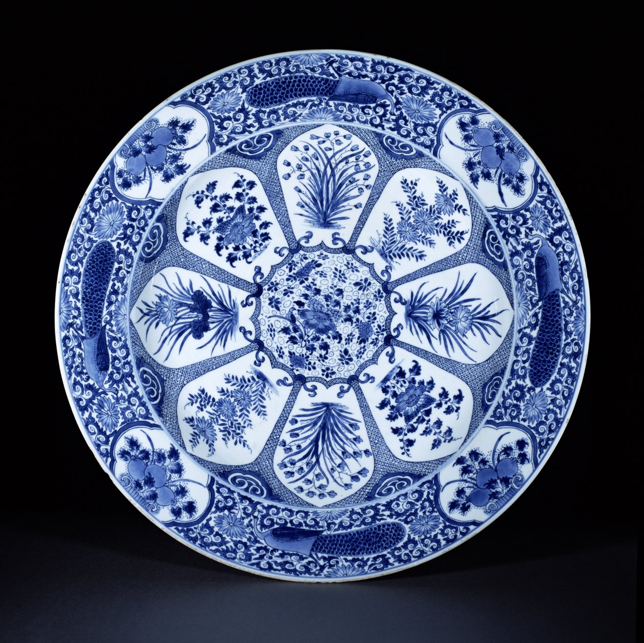 Niebiesko-biały talerz, okres Kangxi, ok. 1700 (porcelana) autorstwa Chinese School