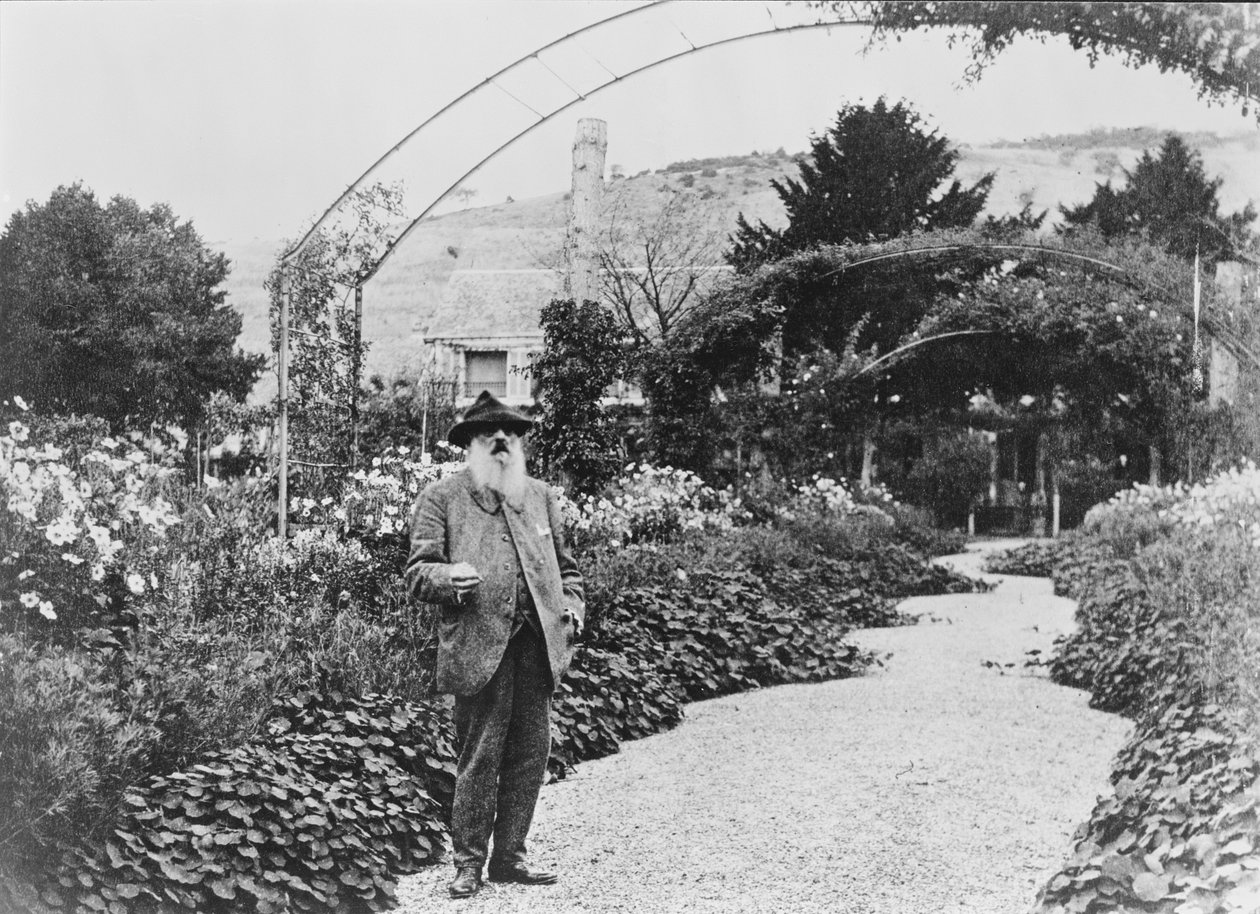Claude Monet (1840-1926) w swoim ogrodzie w Giverny, 1925 autorstwa French Photographer