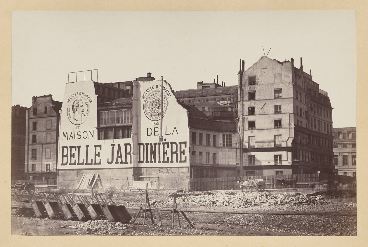 La Belle Jardinière: sklep przy rue de la Cité podczas rozbiórki, Paryż autorstwa attributed to Charles Marville