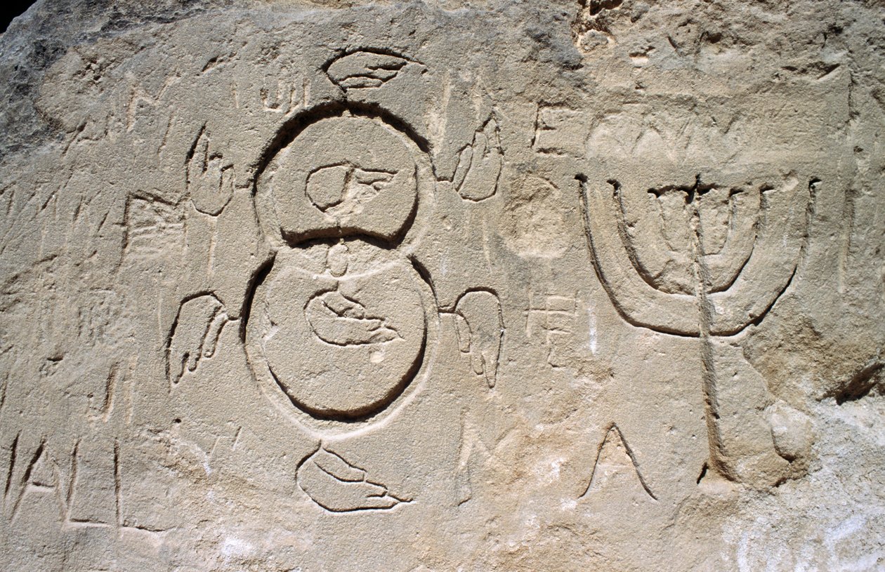 Ryciny (siedmioramienny świecznik lub menora), w pobliżu Church in Rock (kościół jaskiniowy Agia Agathi), niedaleko Haraki (Charaki), Rodos, Grecja (zdjęcie) autorstwa Theodore Charles Ange Coquelin
