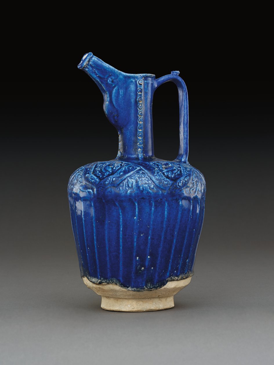 Nishapur formowany monochromatyczny kobaltowo-niebieski glazurowany dzban ceramiczny, wschodni Iran (ceramika) autorstwa School Iranian
