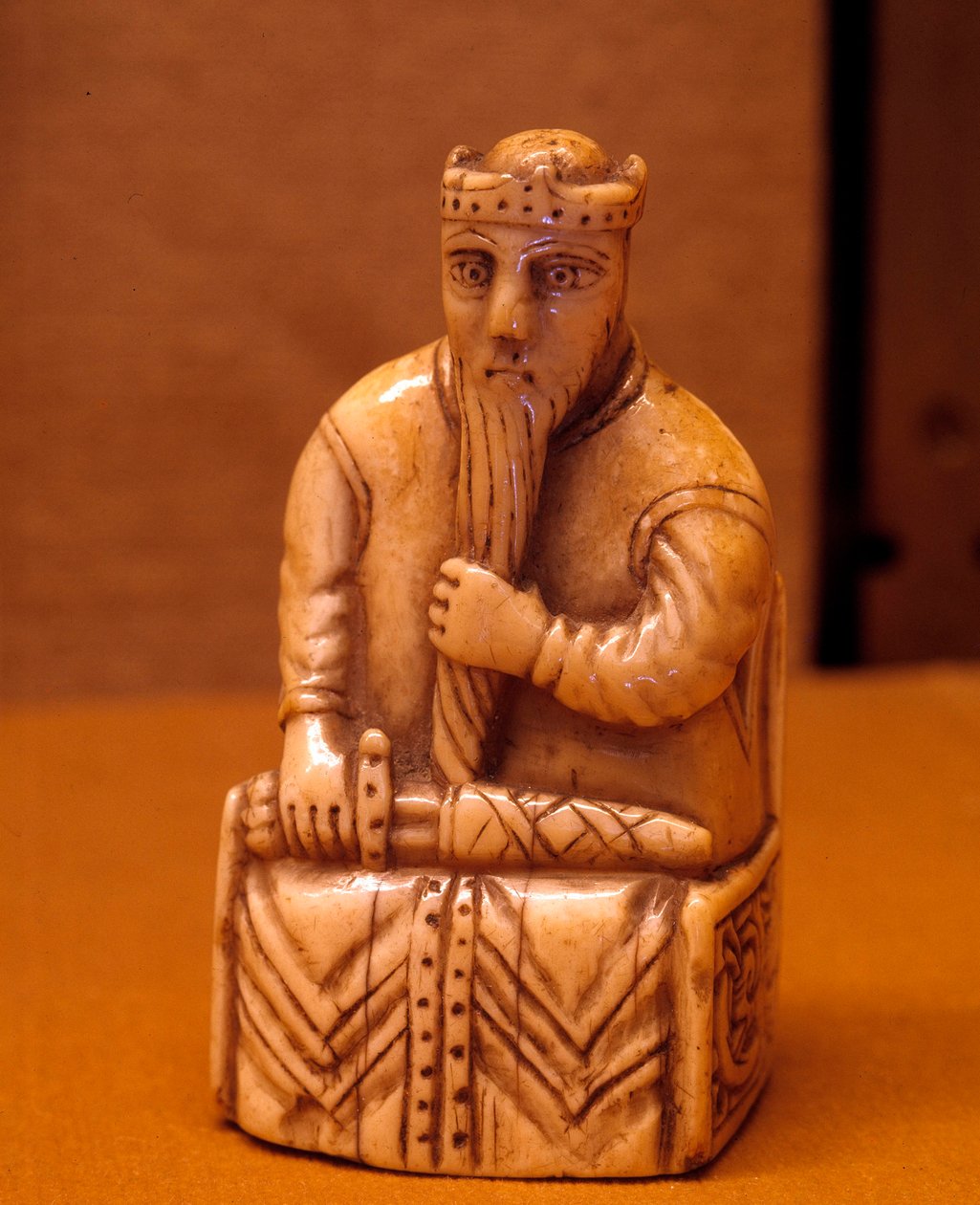 Figurka szachowa króla w kolorze kości słoniowej morsa. Z Norwegii. Słońce. 0,087x0,033m. XII wiek. Luwr, Paryż autorstwa school Scandinavian