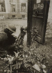 Cambrai, świeczniki związane w wiązki, gotowe do usunięcia przez Niemców, ale pozostawione autorstwa (after) English photographer