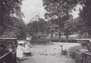 Karmienie gołębi, Buxton (zdjęcie czarno-białe) autorstwa (after) English photographer