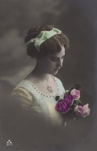 Dziewczyna zaglądająca w bukiet róż (zdjęcie kolorowe) autorstwa (after) English photographer