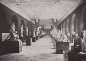 Sala Rzeźby, Muzeum Wiktorii i Alberta (zdjęcie czarno-białe) autorstwa (after) English photographer