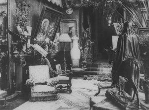 W domu Sarah Bernhardt (zdjęcie czarno-białe)