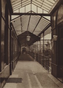 Stary pasaż Opery przy rue Le Peletier (zdjęcie czarno-białe) autorstwa (after) French Photographer