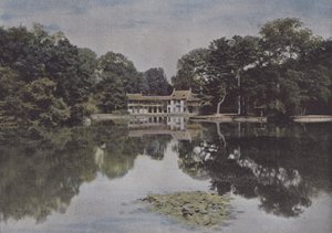 Petit Trianon, Widok na przysiółek i jezioro (kolorowe zdjęcie) autorstwa (after) French Photographer