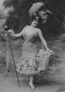 Marcelle Irven (zdjęcie czarno-białe) autorstwa (after) French Photographer