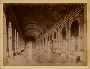 Paryż: Wersal, Sala Lustrzana (zdjęcie czarno-białe) autorstwa (after) French Photographer