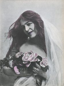 Portret kobiety trzymającej bukiet kwiatów (kolorowe zdjęcie) autorstwa (after) French Photographer