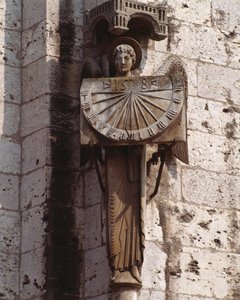 Sztuka gotycka: „”Reprezentacja anioła na tarczy” Rzeźba z XX w. po oryginale z XVI w. zachowana w krypcie, południowo-zachodni narożnik bazyliki Notre Dame de Chartres (Eure et Loir) (anioł z zegarem słonecznym) , katedra N