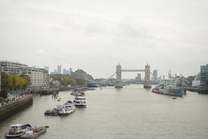 Most Londyński nad Tamizą w samym sercu Londynu autorstwa Albert Mansour