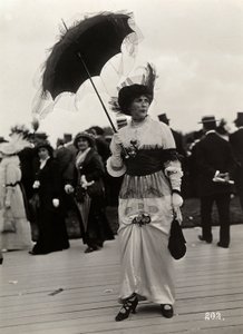 Moda na wyścigach: kobieca widz na Journée des drags, Auteuil, Francja (odbitka żelatynowo-srebrowa) autorstwa A. Calavas