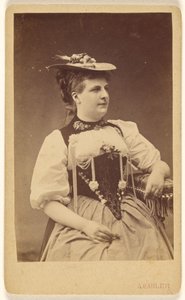 [Niezidentyfikowana kobieta w stroju tubylczym, w kapeluszu, siedząca]. autorstwa A. Gabler