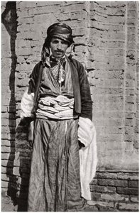 Członek plemienia kurdyjskiego z południowego Kurdystanu, Irak, 1925.