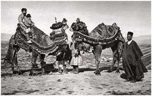 Pielgrzymi z wielbłądami w drodze do Karbali, Irak, 1925