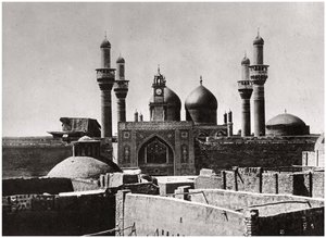Złote kopuły i minarety meczetu al-Kadhimiya, Bagdad, Irak, 1925