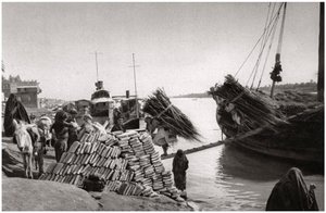 Rozładunek ładunku z łodzi, Muhaila, Bagdad, Irak, 1925. autorstwa A. Kerim