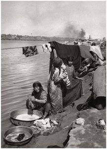 Praczki nad brzegiem Tygrysu, Bagdad, Irak, 1925 autorstwa A. Kerim