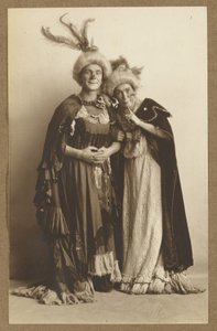 [Mężczyzna i kobieta w kostiumach, w kapeluszach z piórami]. autorstwa A. Louis Mojonier