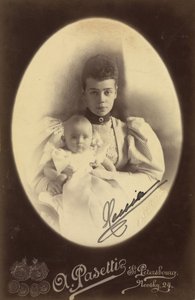 Xenia Aleksandrowna de Russie et sa fille, la księżniczka Irina Aleksandrowna - Wielka Księżna Rosji Ksenia Aleksandrowna (1875-1960) z córką Iriną Aleksandrowną (1895-1970), autorstwa studia fotograficznego A. Pasetti . Zdjęcie albuminy autorstwa A. Pasetti Photo Studio