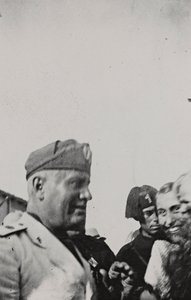 Album "Duce": Benito Mussolini podczas oficjalnej wizyty na Sycylii (zdjęcie czarno-białe) autorstwa A. Scarlata