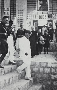 Album " Duce ": Benito Mussolini podczas oficjalnej wizyty na Sycylii (zdjęcie czarno-białe) autorstwa A. Scarlata