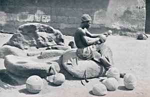 Joruba grawerujący gliniane miseczki i dzbany na wodę, zaplecze Lagos, południowa Nigeria, 1912 autorstwa A. W. Gelston