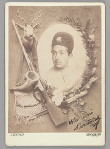 Oficjalny portret królewski księcia Nosratollaha, 1899 (zdjęcie z albumu srebrnego) autorstwa Abdullah Qajar