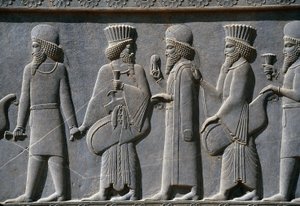Fragment fryzu procesyjnego po wschodniej stronie pałacu Apadana, Persepolis, Iran, ok. 518-465 pne (szary kamień)