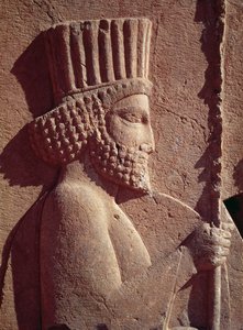 Fragment perskiego żołnierza, od płaskorzeźbionego fryzu na wschodnich schodach do Apadany (sala audiencyjna) z okresu achemenijskiego, ok. 515 r. p.n.e. (wapień)