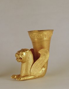 Rhyton w kształcie siedzącego lwa-potwora, z Hamadan, Iran (złoto)