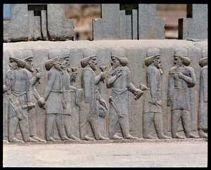 Widok na płaskorzeźby schodów północnych autorstwa Achaemenid