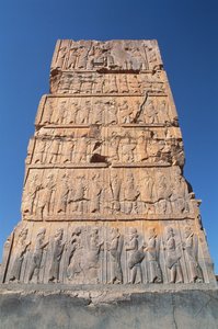 Zachodnie wejście do Sali Stu Kolumn, przedstawiające rzędy dostojników wspierających króla na szczycie autorstwa Achaemenid