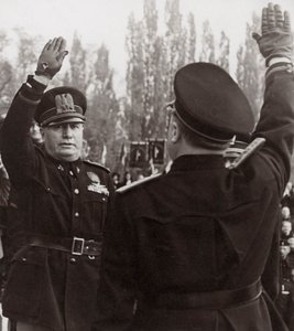 Benito Mussolini honoruje faszystowskiego urzędnika salutem (zdjęcie czarno-białe)