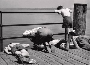 Zajęty wędkowaniem, Włochy, ok. 1950-60 (odbitka żelatynowo-srebrowa)