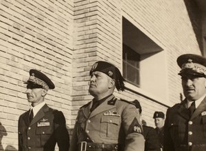 Inauguracja budynków Królewskiego Lotniska „Fausto Pesci” w Bolonii, wybudowanych przez firmę Mauro Toschi fu Ulisse, w obecności Duce Benito Mussoliniego, 24.10.1936 (zdjęcie czarno-białe)
