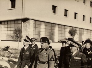 Inauguracja budynków Królewskiego Lotniska „Fausto Pesci” w Bolonii, wybudowanych przez firmę Mauro Toschi fu Ulisse, w obecności Duce Benito Mussoliniego, 24.10.1936 (zdjęcie czarno-białe)